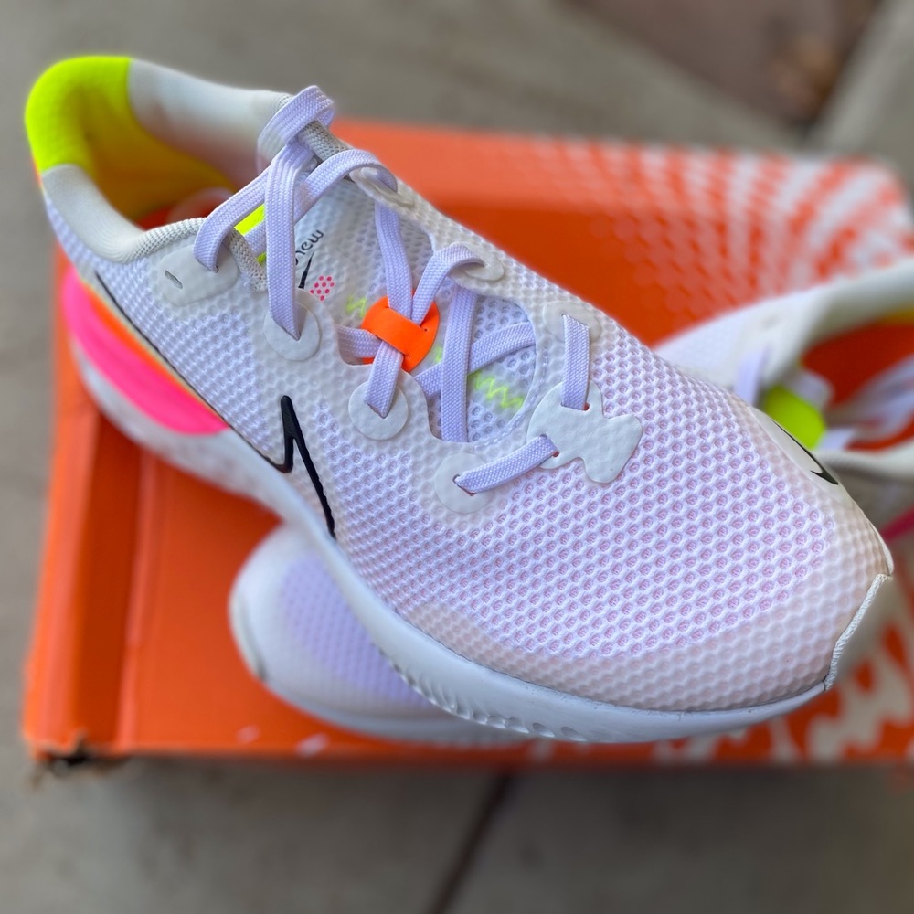 Nike running shoe 6.5 youth (women’s size 7.5)